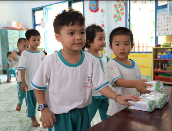 Bốn[-]năm[-]triển[-]khai,[-]Sữa[-]học[-]đường[-]tỉnh[-]Bến[-]Tre[-]"được[-]lòng"[-]cả[-]thầy[-]cô[-]lẫn[-]phụ[-]huynh